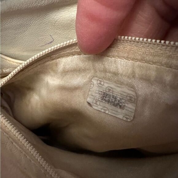 Chanel beige quilted gold tone leather crossbody bag - Picture 3 of 16